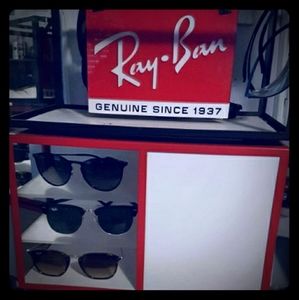 17 RayBans to pick from & display case great colle